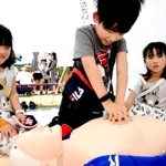 イベントで心臓マッサージを体験する子どもたち＝昨年５月、三田市