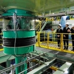 防災科学技術研究所・兵庫耐震工学研究センターの実験施設を見学される秋篠宮ご夫妻＝１６日午後、三木市（代表撮影）