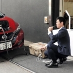 電気自動車からの給電作業にあたる神戸酒心館の社員＝神戸市東灘区御影塚町１