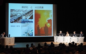 次なる災害に備え、創造的復興をテーマに意見を交わすパネリストら＝４日午後、神戸市中央区東川崎町１、神戸新聞松方ホール（撮影・吉田敦史）