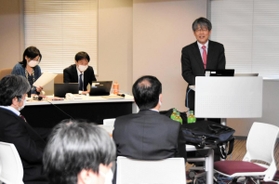 防災教育学会の設立総会であいさつする諏訪清二・学会長＝２９日午後、神戸市中央区港島１