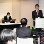 防災教育学会の設立総会であいさつする諏訪清二・学会長＝２９日午後、神戸市中央区港島１