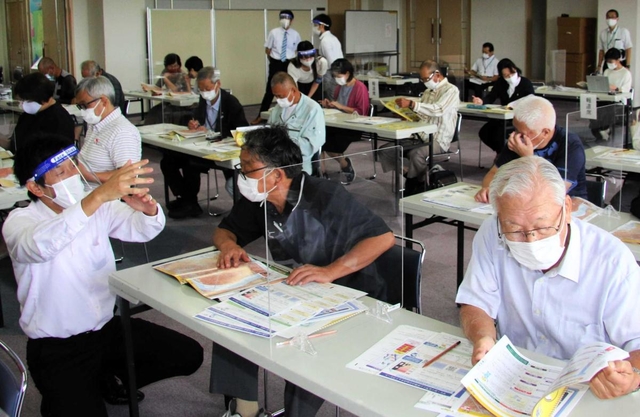 住民がマイ・タイムラインの作成方法を学んだ講習会＝９月、加古川市加古川町友沢、市防災センター