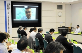 コロナ禍での災害支援について話し合う参加者ら＝神戸市中央区東川崎町１