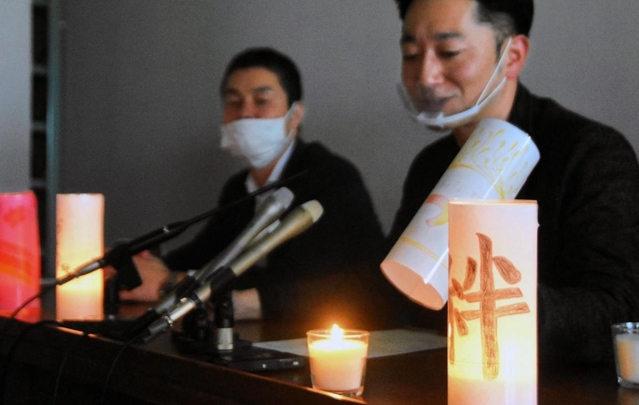 来年１月の「１・１７のつどい」で使用する「紙灯籠」の見本＝２０日午後、神戸市役所