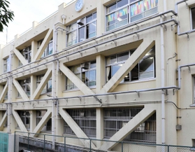 窓側に筋交いを入れて耐震補強された校舎＝神戸市中央区宮本通７、市立春日野小学校