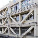 窓側に筋交いを入れて耐震補強された校舎＝神戸市中央区宮本通７、市立春日野小学校
