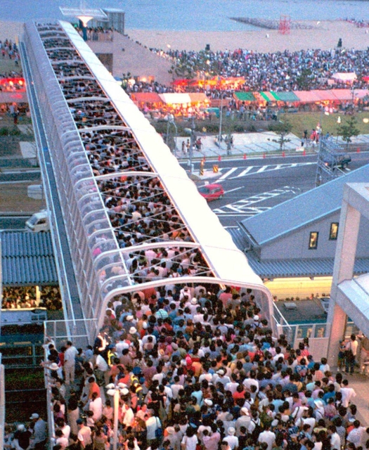 ２００１年７月２１日、花火大会の見物客であふれるＪＲ朝霧駅前の歩道橋。現場近くの住民が事故前に撮影した＝兵庫県明石市