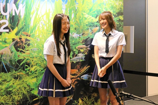 展示をＰＲする小嶋花梨さん（右）と塩月希依音さん