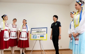 ウクライナから避難したバレエダンサーらと話す斎藤元彦知事（左から４人目）＝淡路市志筑新島