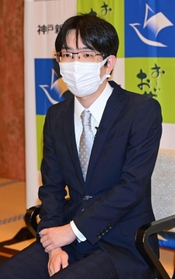 対局へ意気込みを語る豊島将之九段＝１９日午後、神戸市北区有馬町、有馬温泉の旅館「中の坊瑞苑」（撮影・中西幸大）