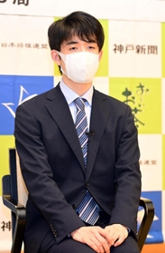 対局へ意気込みを語る藤井聡太王位＝１９日午後、神戸市北区有馬町、有馬温泉の旅館「中の坊瑞苑」（撮影・中西幸大）