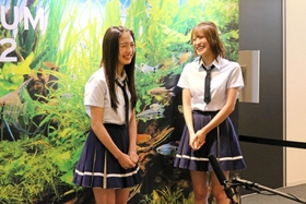 展示をＰＲする小嶋花梨さん（右）と塩月希依音さん