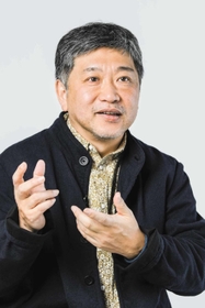 「人と人はどうつながっていくのか。そんな興味も作品のテーマに込めた」という是枝裕和監督（提供、撮影・斉藤美春さん）