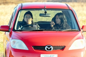 ＮＨＫドラマ「拾われた男」（第２話）の仲野太賀さん（左）、薬師丸ひろ子さん