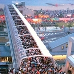 ２００１年７月２１日、花火大会の見物客であふれるＪＲ朝霧駅前の歩道橋。現場近くの住民が事故前に撮影した＝兵庫県明石市