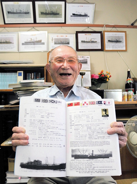 「外国籍拿捕船要覧」を出版した宮田幸彦さん＝神戸市垂水区