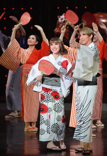夏祭りに出掛けたコブラ（真風涼帆・手前右）とカナ（潤花・手前左）＝宝塚大劇場（撮影・長嶺麻子）