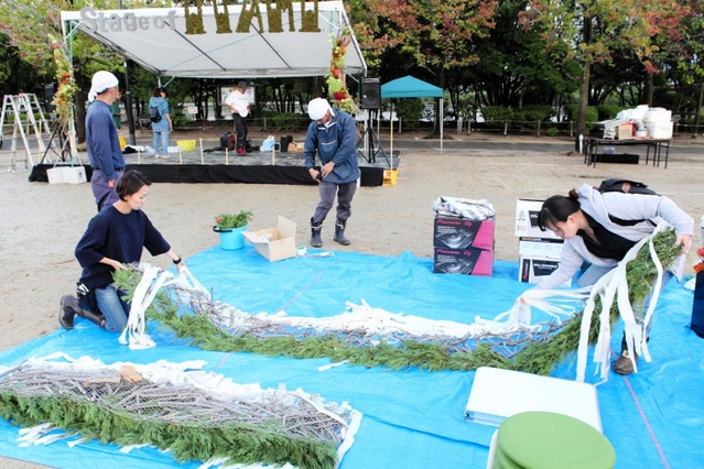 会場の設営をする市民ボランティアら＝２０１７年９月、昆陽池公園（実行委員会提供）