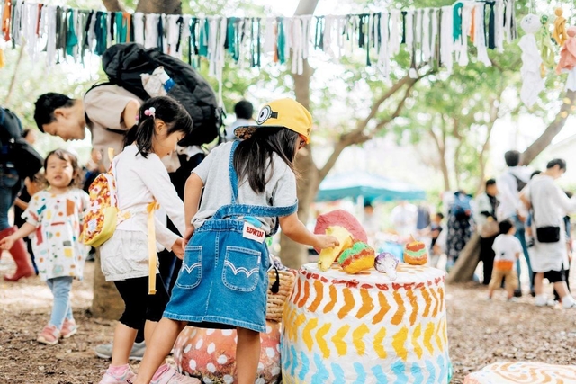 会場のアートに興味を示す子どもたち。世代を超えて楽しめる企画を今年も準備しているという＝昆陽池公園（実行委員会提供）