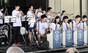 野外で演奏を披露する、サポートメンバーを含む神戸ユースジャズオーケストラ（７月３１日、神戸市中央区、神戸市民文化振興財団提供）
