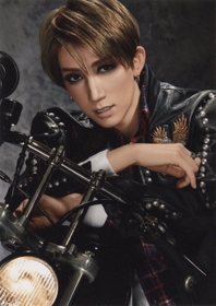 宝塚宙組公演「ＨｉＧＨ＆ＬＯＷ-ＴＨＥ　ＰＲＥＱＵＥＬ」で主役コブラを演じるトップの真風涼帆（C）宝塚歌劇団
