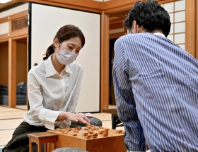感想戦に臨む里見香奈女流五冠（左）と阿久津主税八段＝１５日夜、大阪市福島区、関西将棋会館