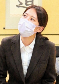 終局後、取材に応じる里見香奈女流五冠＝１５日夜、大阪市福島区、関西将棋会館