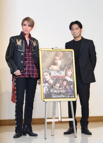 宙組の新作「ＨｉＧＨ＆ＬＯＷ」をＰＲするトップの真風涼帆（左）とＬＤＨ　ＪＡＰＡＮのＨＩＲＯ＝２６日午後、宝塚大劇場（撮影・長嶺麻子）