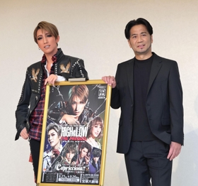 宙組の新作「ＨｉＧＨ＆ＬＯＷ」をＰＲするトップの真風涼帆（左）とＬＤＨ　ＪＡＰＡＮのＨＩＲＯ＝２６日午後、宝塚大劇場（撮影・長嶺麻子）