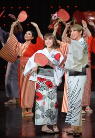 夏祭りに出掛けたコブラ（真風涼帆・手前右）とカナ（潤花・手前左）＝宝塚大劇場（撮影・長嶺麻子）