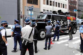 「表現の不自由展かんさい」会場付近には反対派の街宣車が多数集まり、警察官が警戒した＝２０２１年７月１６日、大阪市内