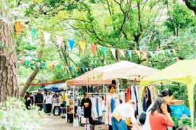ファッションやアートなど多彩なブースが並ぶ会場＝２０１９年９月、昆陽池公園（実行委員会提供）