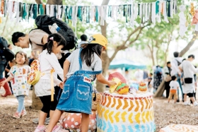 会場のアートに興味を示す子どもたち。世代を超えて楽しめる企画を今年も準備しているという＝昆陽池公園（実行委員会提供）