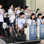 野外で演奏を披露する、サポートメンバーを含む神戸ユースジャズオーケストラ（７月３１日、神戸市中央区、神戸市民文化振興財団提供）