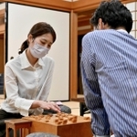 感想戦に臨む里見香奈女流五冠（左）と阿久津主税八段＝１５日夜、大阪市福島区、関西将棋会館