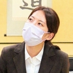 終局後、取材に応じる里見香奈女流五冠＝１５日夜、大阪市福島区、関西将棋会館