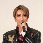 宙組の新作「ＨｉＧＨ＆ＬＯＷ」への意気込みを語るトップ真風涼帆＝２６日午後、宝塚大劇場（撮影・長嶺麻子）