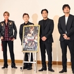 宝塚歌劇団宙組公演「ＨｉＧＨ＆ＬＯＷ」の通し舞台稽古の前に取材に応じる（左から）宙組トップの真風涼帆、同歌劇団脚本・演出の野口幸作、ＬＤＨ　ＪＡＰＡＮ代表のＨＩＲＯ、原作脚本の平沼紀久＝２６日午後、宝塚大劇場（撮影・長嶺麻子）