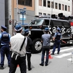 「表現の不自由展かんさい」会場付近には反対派の街宣車が多数集まり、警察官が警戒した＝２０２１年７月１６日、大阪市内
