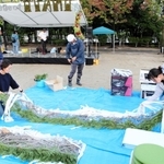 会場の設営をする市民ボランティアら＝２０１７年９月、昆陽池公園（実行委員会提供）
