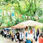 ファッションやアートなど多彩なブースが並ぶ会場＝２０１９年９月、昆陽池公園（実行委員会提供）