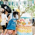 会場のアートに興味を示す子どもたち。世代を超えて楽しめる企画を今年も準備しているという＝昆陽池公園（実行委員会提供）