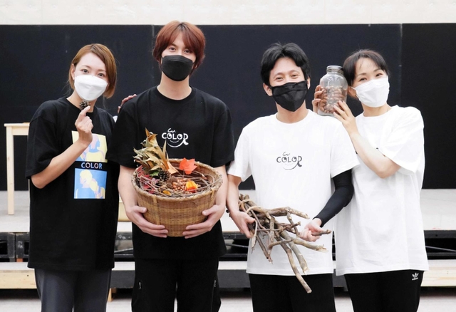 キャストの（左から）柚希礼音、浦井健治、成河、濱田めぐみ＝東京都内