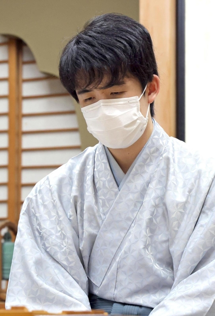 ７番勝負の第５局で勝ち、終局後に対局を振り返る藤井聡太王位＝６日午後、静岡県牧之原市、平田寺