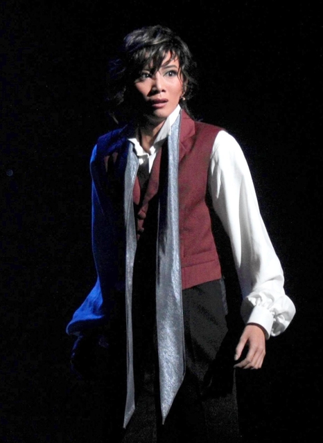 進むべき道を見失っていくロセッティ（極美慎）＝宝塚バウホール