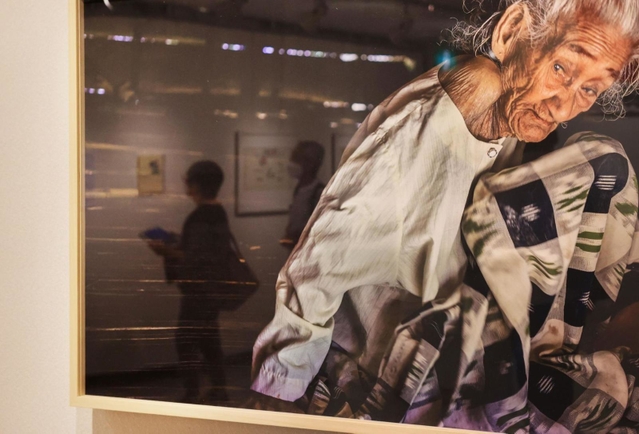 安世鴻（アン・セホン）さんの写真「重重－消せない痕跡　アジアの日本軍性奴隷被害女性たち」も注目を集めた＝１１日午後、神戸市内（撮影・吉田敦史）