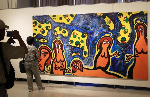 趙延修（チョ・ヨンス）さんが従軍慰安婦問題への憤りから描いた「償わなければならないこと」＝１１日午後、神戸市内（撮影・吉田敦史）