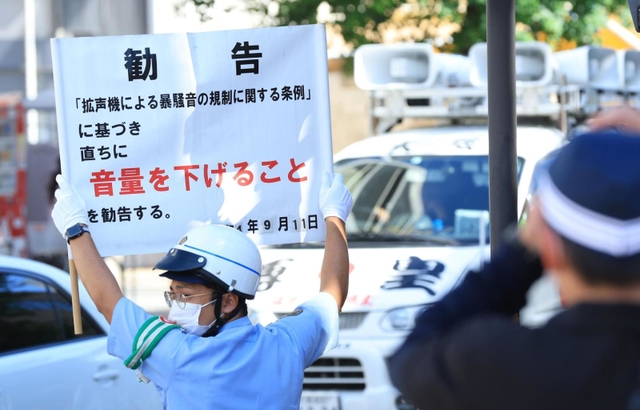 表現の不自由展ＫＯＢＥの会場周辺で警戒に当たる兵庫県警の警官ら＝１１日午後、神戸市内（撮影・吉田敦史）