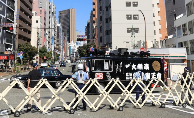 会場周辺では交通規制が敷かれた＝１１日午後、神戸市内（撮影・吉田敦史）
